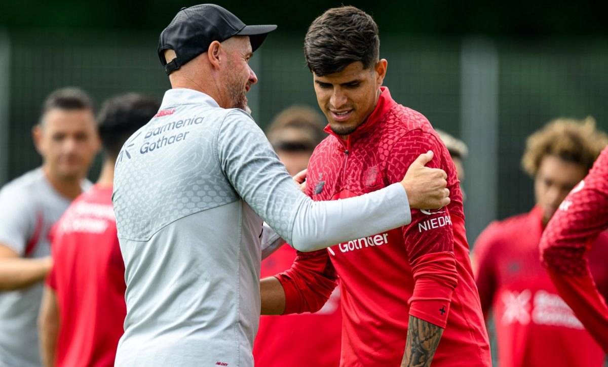 Bayer Leverkusen rechaza negociar el traspaso de Piero Hincapié a clubes de la Premier League