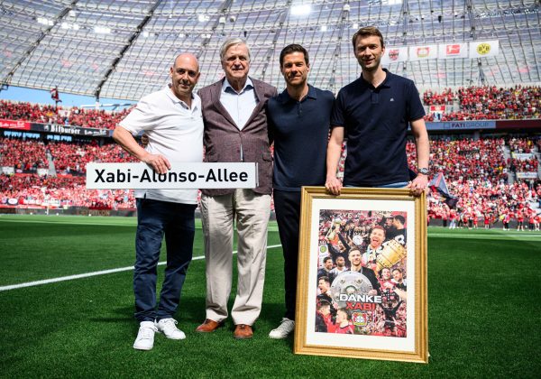 Bayer Leverkusen rinde tributo a Xabi Alonso en su adiós como entrenador del club