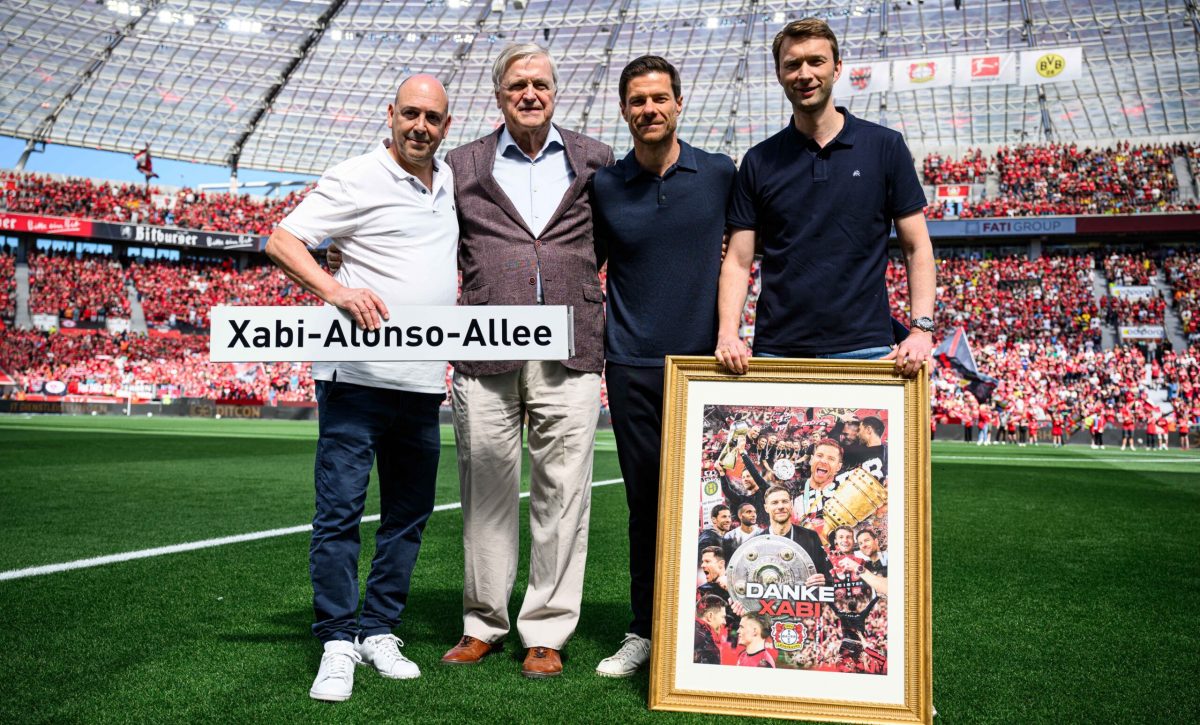Bayer Leverkusen rinde tributo a Xabi Alonso en su adiós como entrenador del club