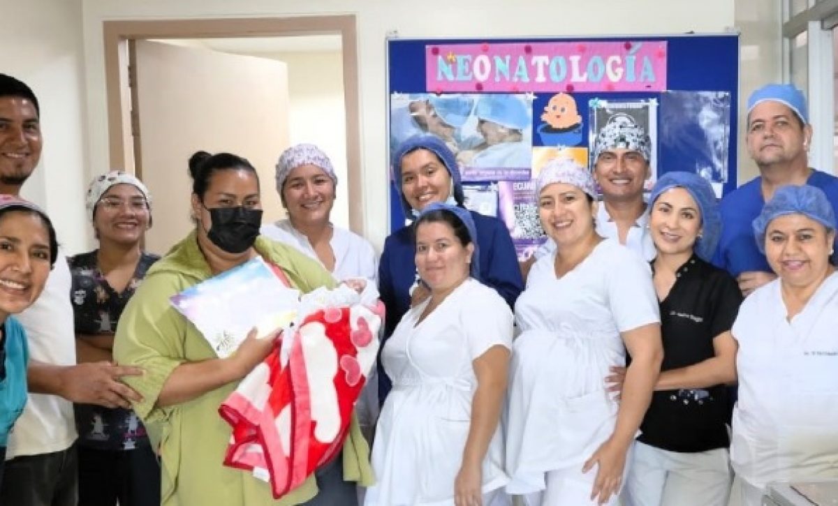 Bebé nació con 26 semanas y hoy sorprende con su recuperación en Santo Domingo