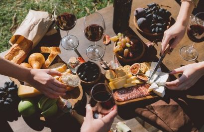Beneficios digestivos de beber vino tinto en las comidas