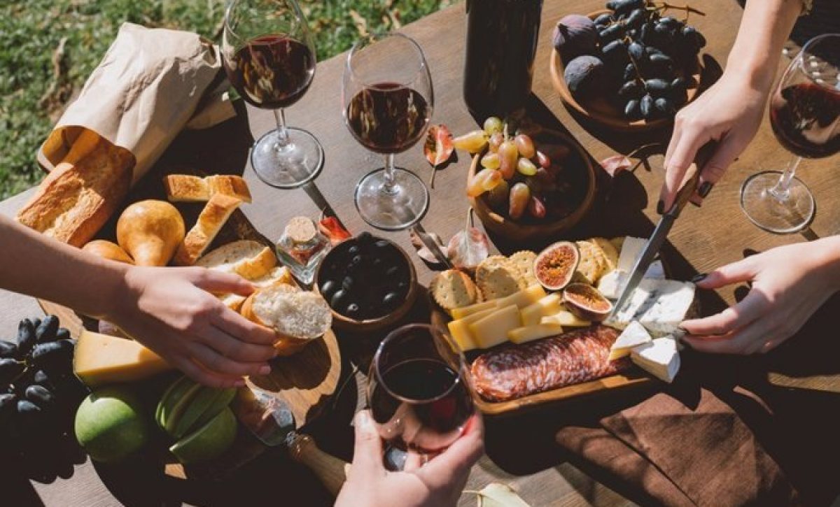 Beneficios digestivos de beber vino tinto en las comidas