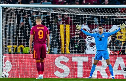 Berke Özer detuvo tres penales seguidos y Lille vence a la Roma.