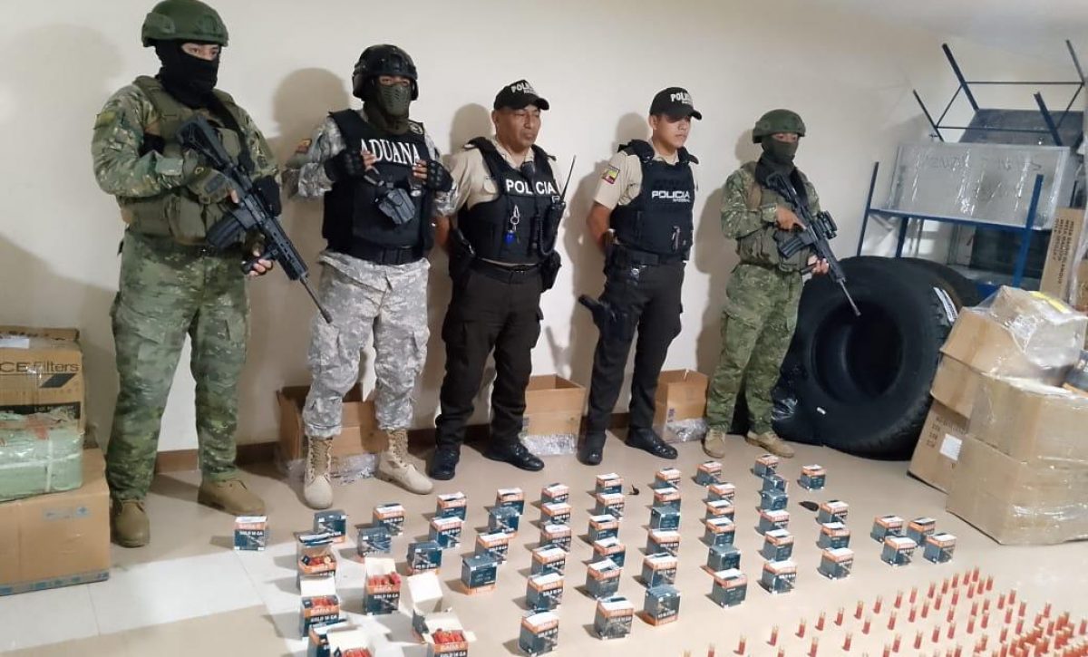 Bloque de seguridad incauta munición de largo alcance en bodega de encomiendas