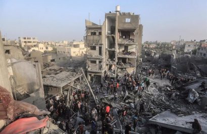 Bombardeos en Gaza dejan 63 fallecidos, incluyendo 32 personas en espera de ayuda