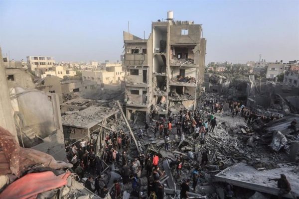 Bombardeos en Gaza dejan 63 fallecidos, incluyendo 32 personas en espera de ayuda