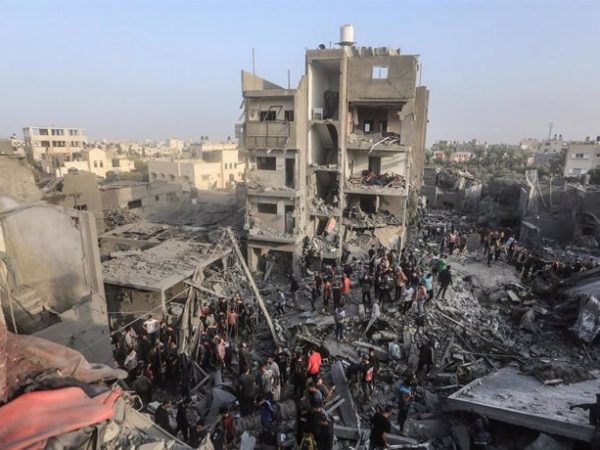 Bombardeos en Gaza dejan 63 fallecidos, incluyendo 32 personas en espera de ayuda