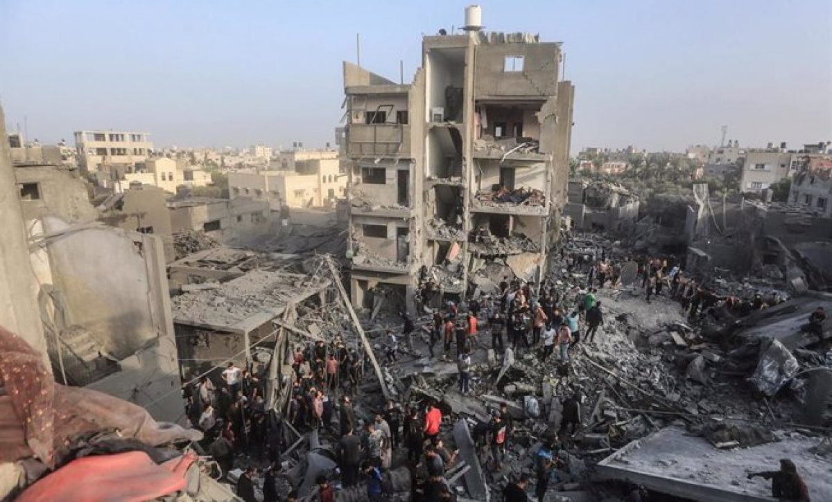 Bombardeos en Gaza dejan 63 fallecidos, incluyendo 32 personas en espera de ayuda