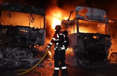 Bomberos de Ucrania intentan apagar el fuego que consume a buses tras un ataque de drones Rusos. FOTO: Captura de Vídeo