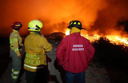 Bomberos de cuatro cantones trabajaron para apagar las llamas.