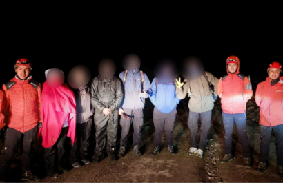 Bomberos rescatan a seis excursionistas extraviados en el cerro Padre Encantado, en Quito