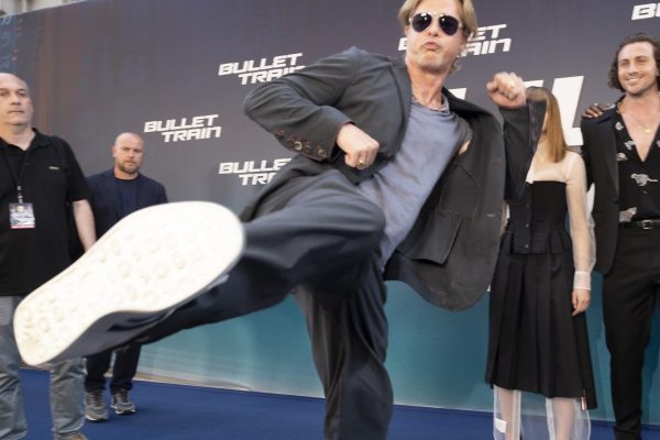 Brad Pitt lamenta no haber vivido una experiencia homosexual