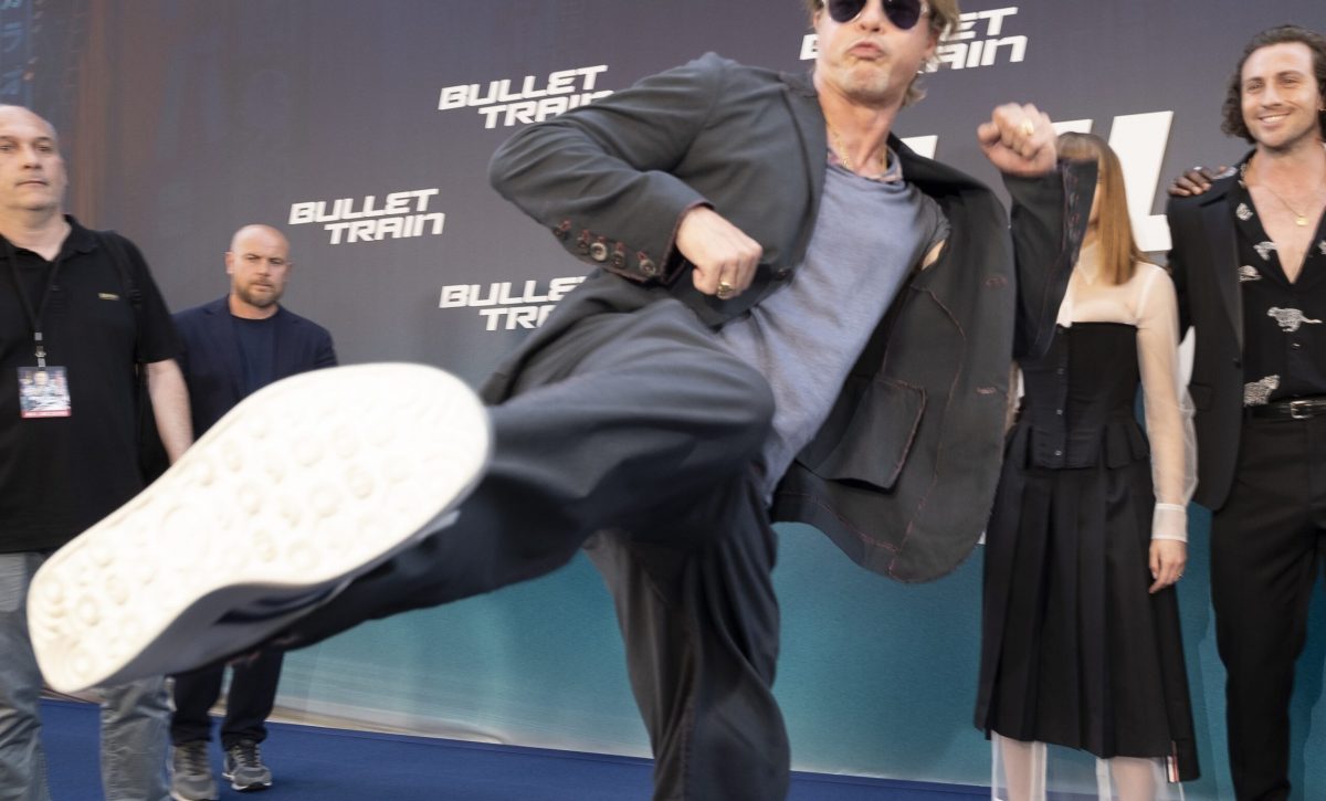 Brad Pitt lamenta no haber vivido una experiencia homosexual