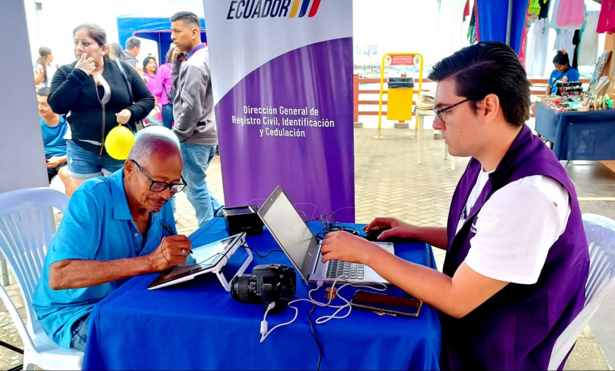 Brigada de cedulación beneficia a cerca de 50 ciudadanos en Puerto López, Manabí
