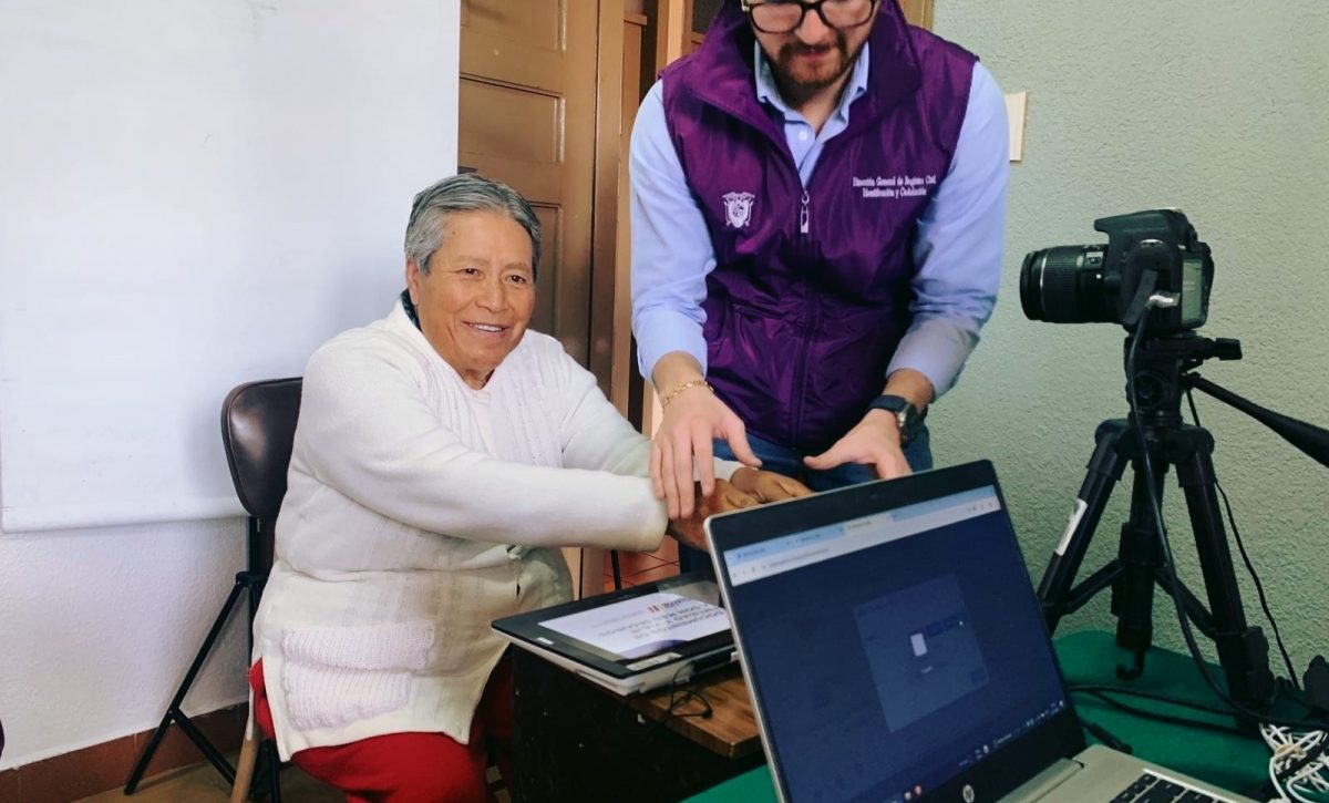 Brigada móvil del Registro Civil cedula a residentes del Hogar Santa Catalina Labouré en Quito