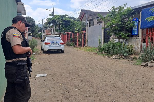 Bryan Macías, trabajador del Municipio de Portoviejo, resultó  herido de gravedad tras recibir al menos dos disparos en la espalda.