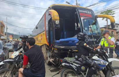 Bus escolar pierde los frenos e impacta a seis vehículos en Portoviejo
