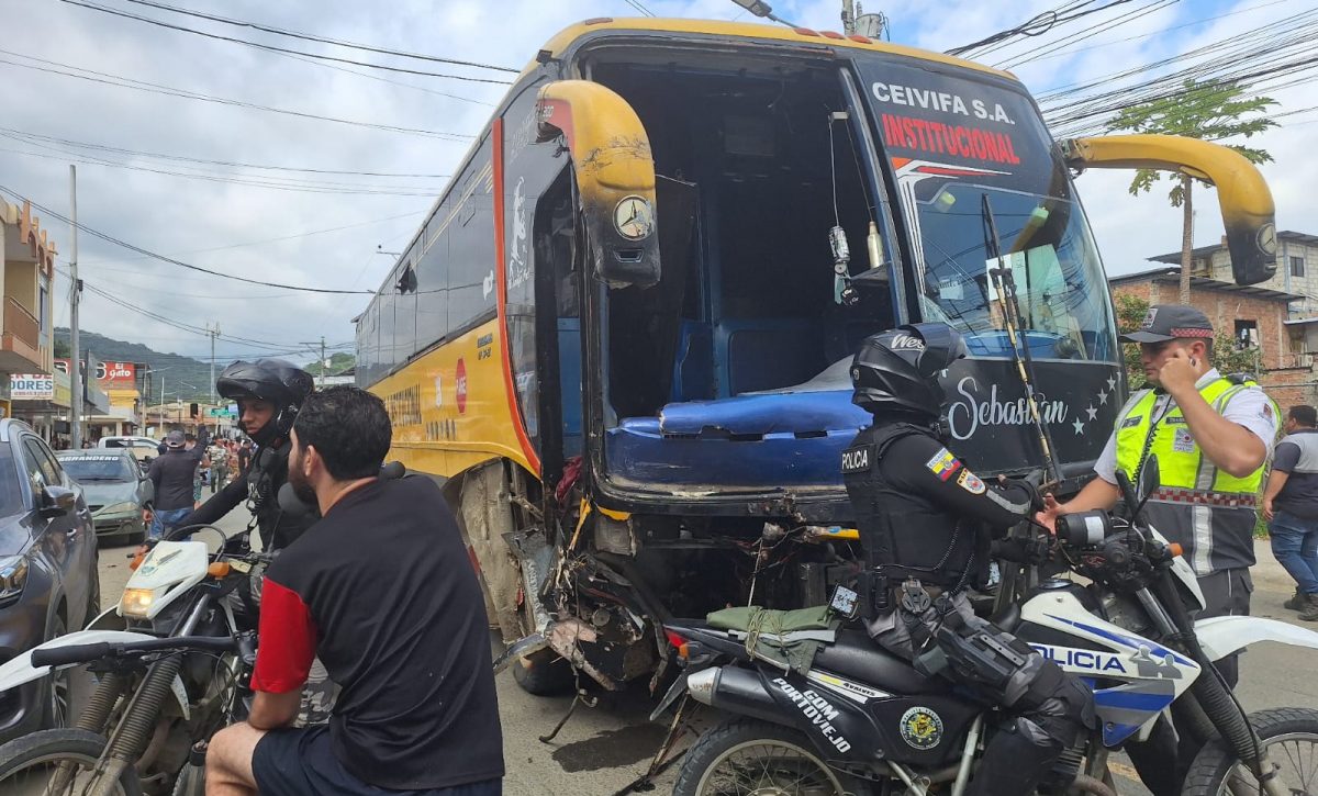 Bus escolar pierde los frenos e impacta a seis vehículos en Portoviejo
