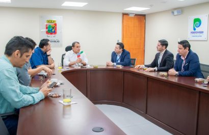 El alcalde Javier Pincay, en reunión con representantes de la CAF.
