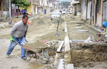Los trabajos avanzan en la construcción de las aceras.