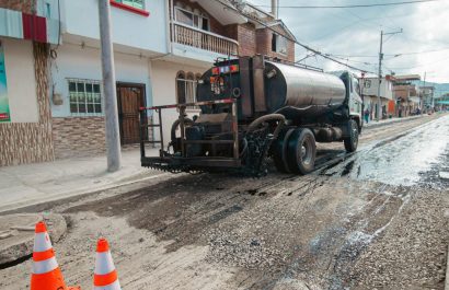 Esta semana se procedió a realizar la imprimación de la calle Tomás Larrea y se espera el asfalto.