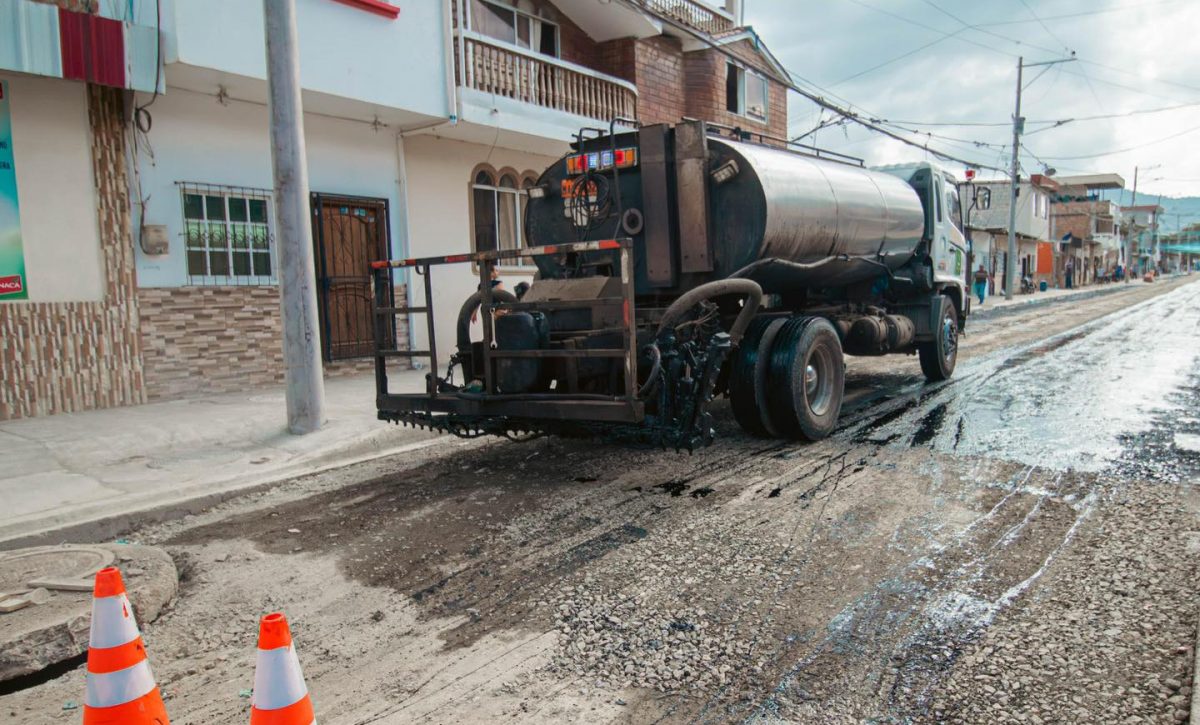 Esta semana se procedió a realizar la imprimación de la calle Tomás Larrea y se espera el asfalto.