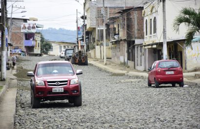 Los trabajos en la calle Vicente Macías iniciaron en enero y avanzan lentos, según habitantes de la zona.