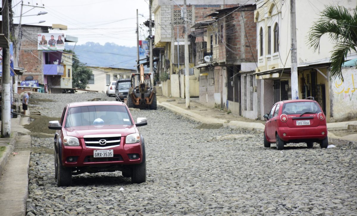 Los trabajos en la calle Vicente Macías iniciaron en enero y avanzan lentos, según habitantes de la zona.