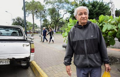 Carlos Cañarte no deja su abrigo cuando sale de su casa, por el frío.