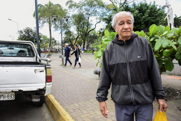 Carlos Cañarte no deja su abrigo cuando sale de su casa, por el frío.