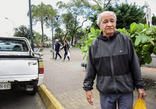 Carlos Cañarte no deja su abrigo cuando sale de su casa, por el frío.