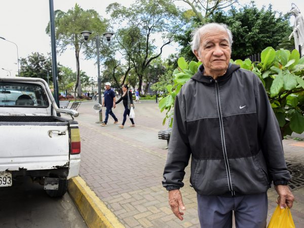 Carlos Cañarte no deja su abrigo cuando sale de su casa, por el frío.