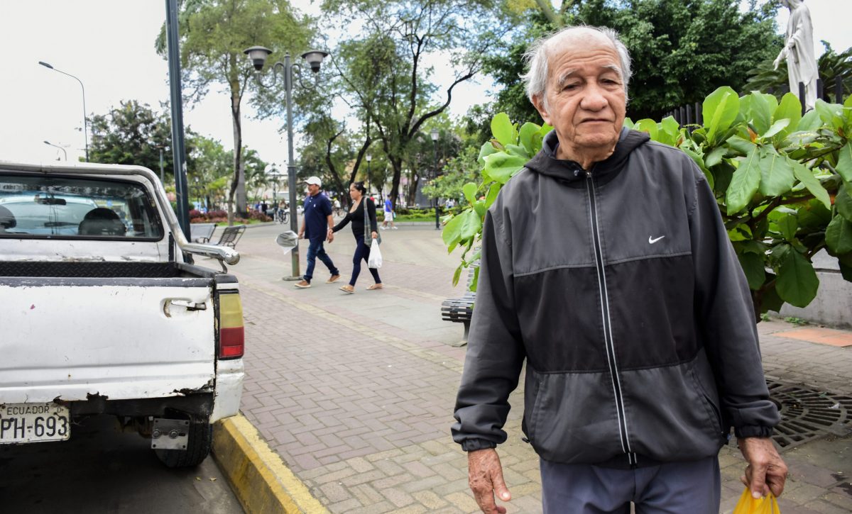 Carlos Cañarte no deja su abrigo cuando sale de su casa, por el frío.