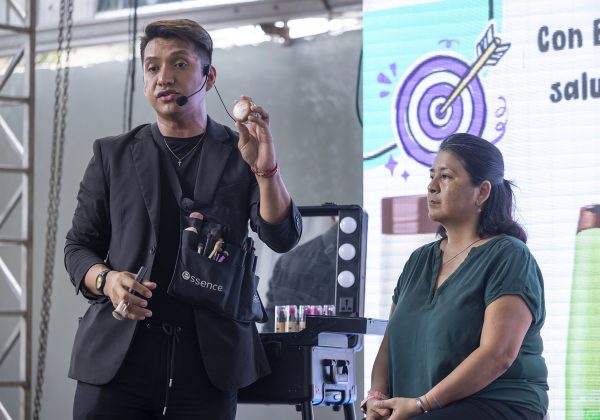 Los talleres impulsan el emprendimiento femenino en Manta, promoviendo independencia económica.