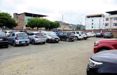 El terreno donde se prevé construir la Bahía Comercial, actualmente es usado como parqueadero.