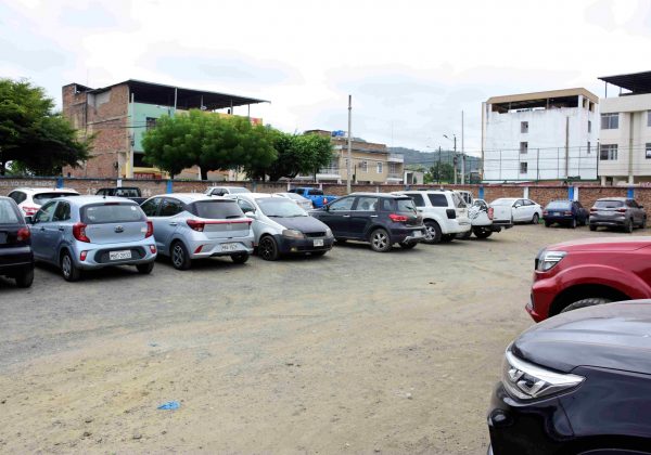 El terreno donde se prevé construir la Bahía Comercial, actualmente es usado como parqueadero.