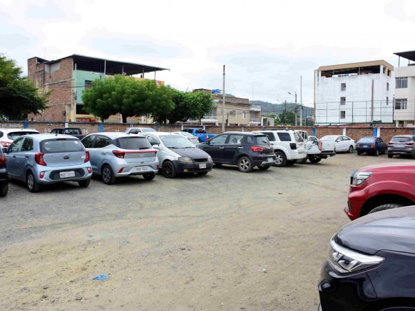 El terreno donde se prevé construir la Bahía Comercial, actualmente es usado como parqueadero.