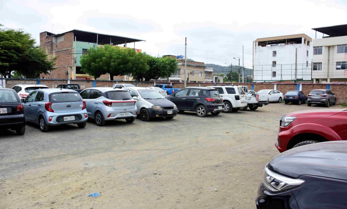 El terreno donde se prevé construir la Bahía Comercial, actualmente es usado como parqueadero.