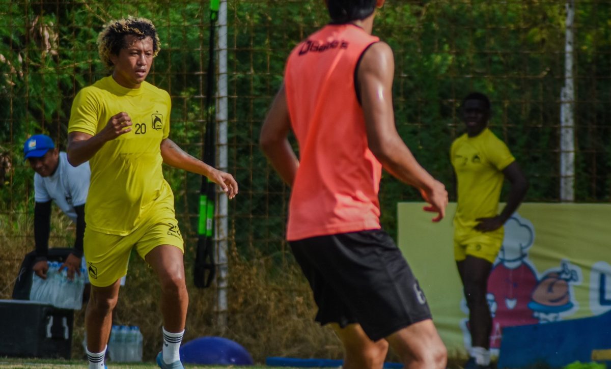 Carlos Cueron durante un entrenamiento con Delfín.