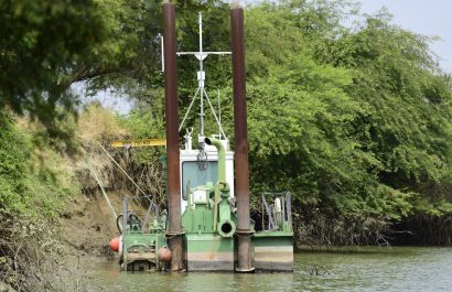 La draga Manabí se encuentra en el estuario del río Portoviejo y entrará a proceso de mantenimiento.