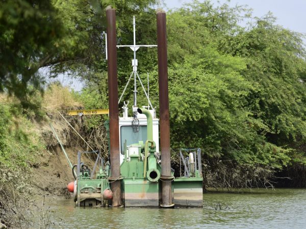 La draga Manabí se encuentra en el estuario del río Portoviejo y entrará a proceso de mantenimiento.