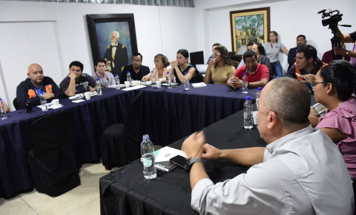 Mesa técnica entre autoridades y miembros de la Casa de la Cultura de Manabí