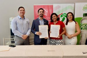 Representantes de la fundación, junto a directivos de la Cámara de Industrias y Producción de Manabí y del Hotel Oro Verde.