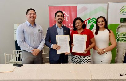 Representantes de la fundación, junto a directivos de la Cámara de Industrias y Producción de Manabí y del Hotel Oro Verde.