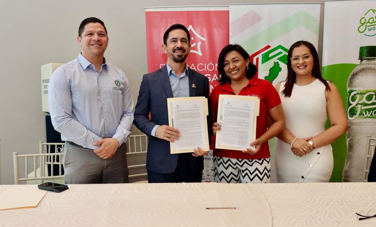 Representantes de la fundación, junto a directivos de la Cámara de Industrias y Producción de Manabí y del Hotel Oro Verde.