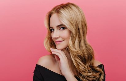 Así puedes evitar el tono naranja en tu cabello rubio tinturado, según experta