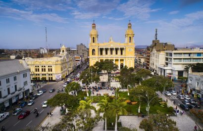 Chiclayo se encuentra a 760 kilómetros al norte de Lima, a orillas del océano Pacífico.