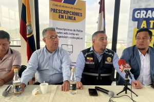 El director provincial de la CTE, se reunió con dirigentes del taxismo en Portoviejo.