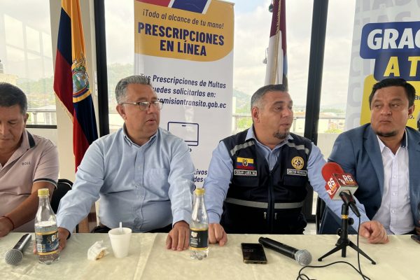 El director provincial de la CTE, se reunió con dirigentes del taxismo en Portoviejo.