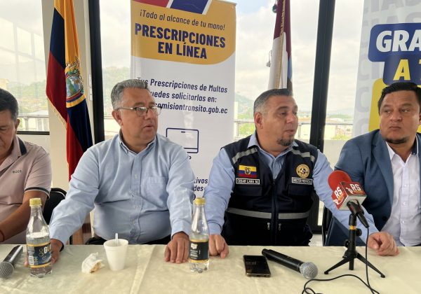El director provincial de la CTE, se reunió con dirigentes del taxismo en Portoviejo.